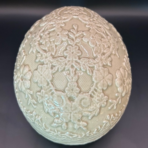 Beautiful Ceramic Egg by Marilyn. Attractive intricate design - Great condition. - Picture 1 of 8